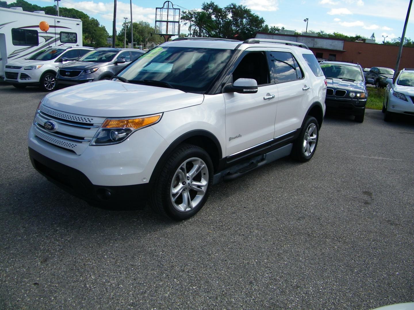 2015 White /Black Ford Explorer Limited FWD (1FM5K7F81FG) with an 3.5L V6 DOHC 24V engine, 6-Speed Automatic transmission, located at 4000 Bee Ridge Road, Sarasota, FL, 34233, (941) 926-0300, 27.298664, -82.489151 - Photo#0