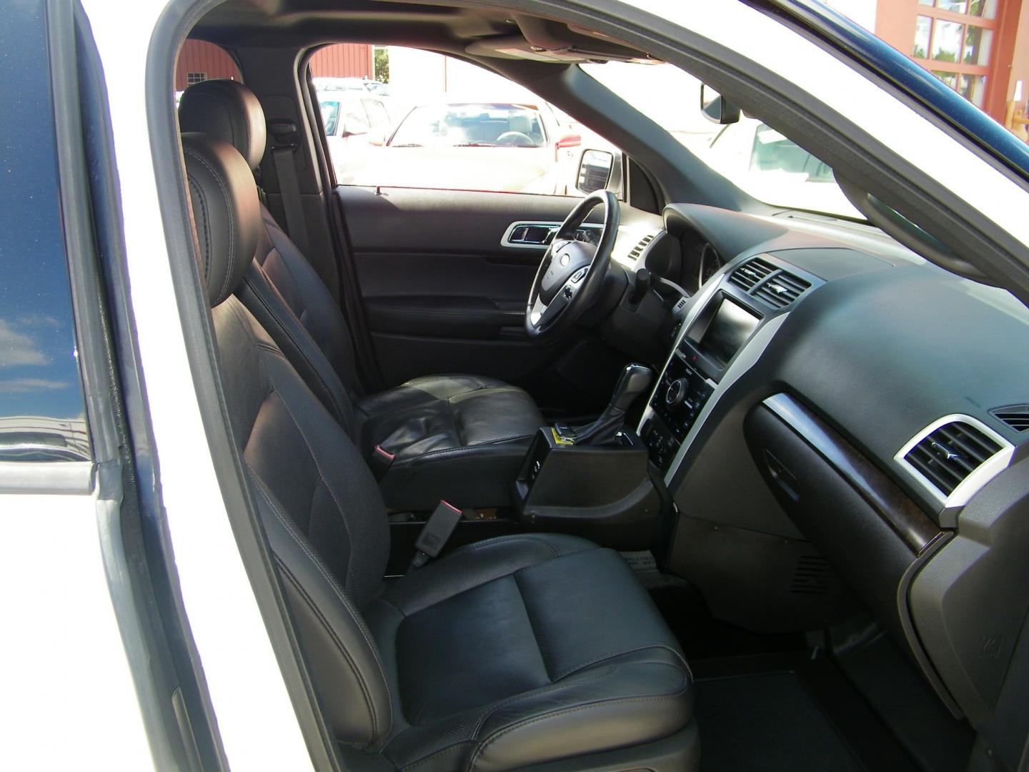 2015 White /Black Ford Explorer Limited FWD (1FM5K7F81FG) with an 3.5L V6 DOHC 24V engine, 6-Speed Automatic transmission, located at 4000 Bee Ridge Road, Sarasota, FL, 34233, (941) 926-0300, 27.298664, -82.489151 - Photo#19