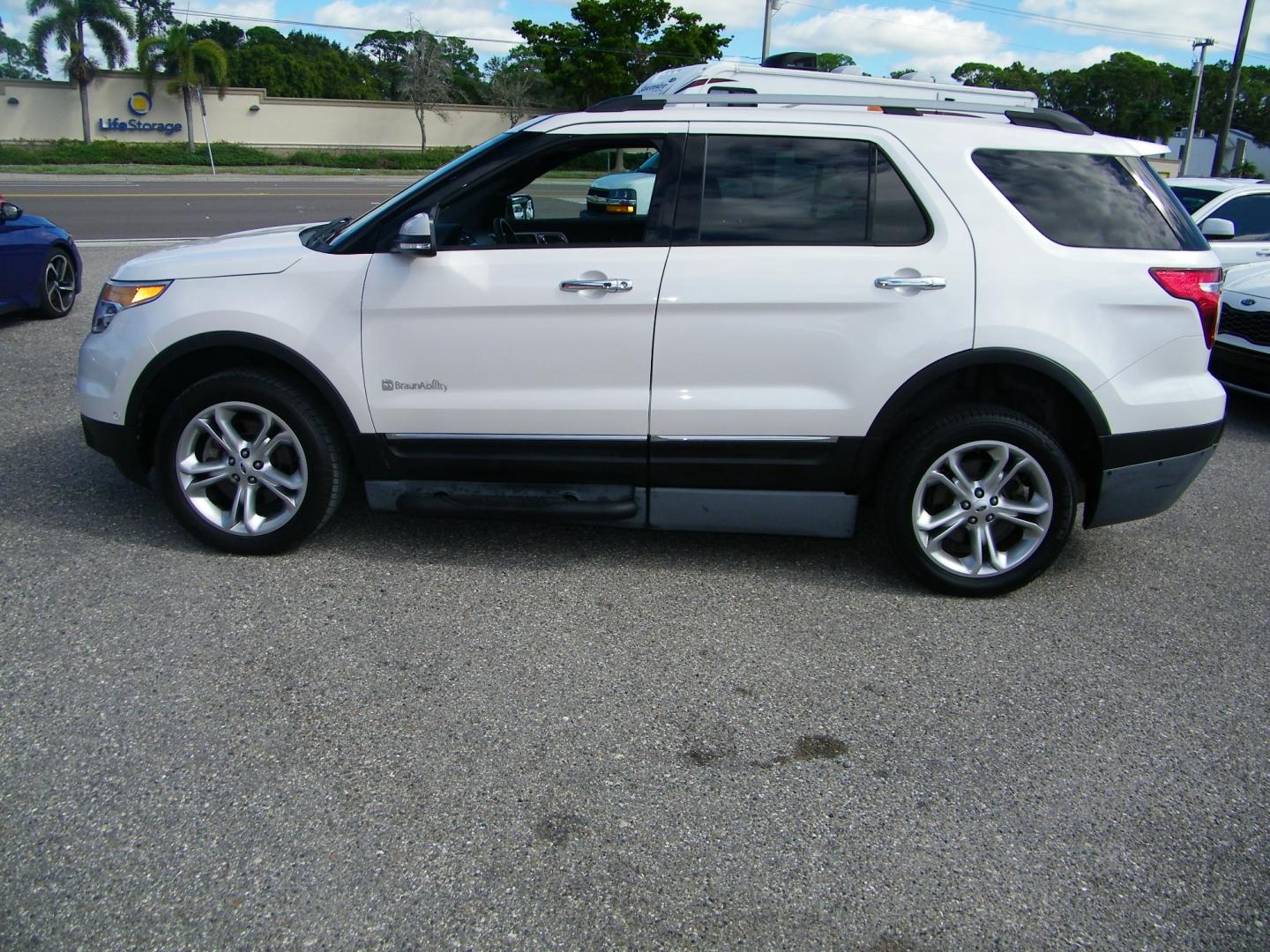 2015 White /Black Ford Explorer Limited FWD (1FM5K7F81FG) with an 3.5L V6 DOHC 24V engine, 6-Speed Automatic transmission, located at 4000 Bee Ridge Road, Sarasota, FL, 34233, (941) 926-0300, 27.298664, -82.489151 - Photo#2