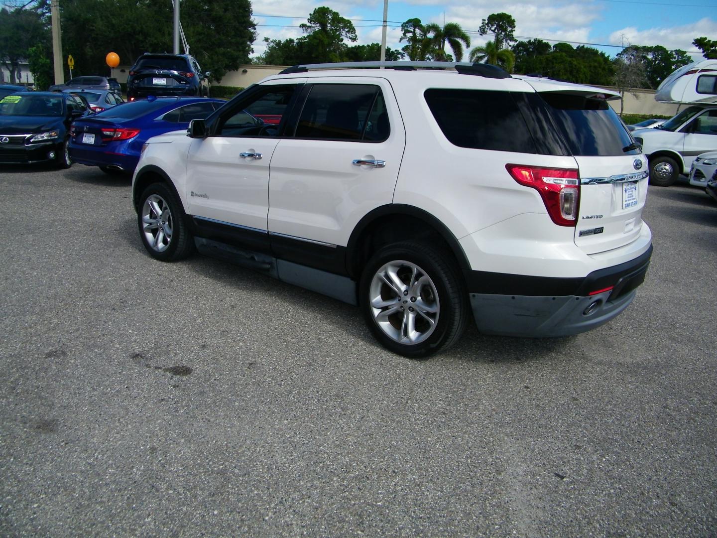 2015 White /Black Ford Explorer Limited FWD (1FM5K7F81FG) with an 3.5L V6 DOHC 24V engine, 6-Speed Automatic transmission, located at 4000 Bee Ridge Road, Sarasota, FL, 34233, (941) 926-0300, 27.298664, -82.489151 - Photo#3