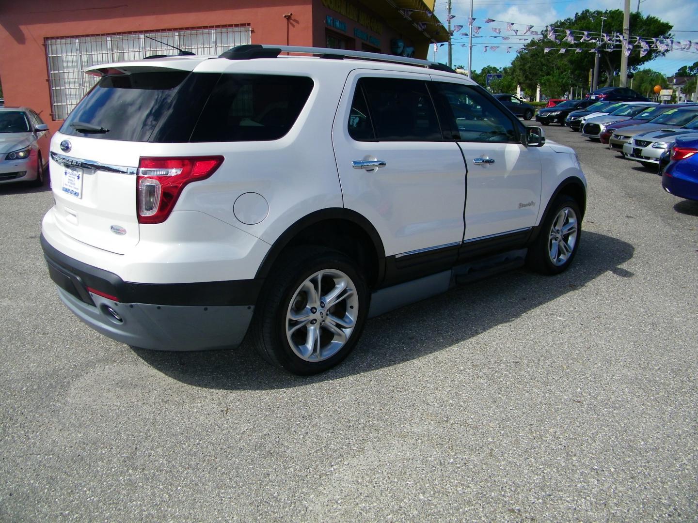 2015 White /Black Ford Explorer Limited FWD (1FM5K7F81FG) with an 3.5L V6 DOHC 24V engine, 6-Speed Automatic transmission, located at 4000 Bee Ridge Road, Sarasota, FL, 34233, (941) 926-0300, 27.298664, -82.489151 - Photo#5