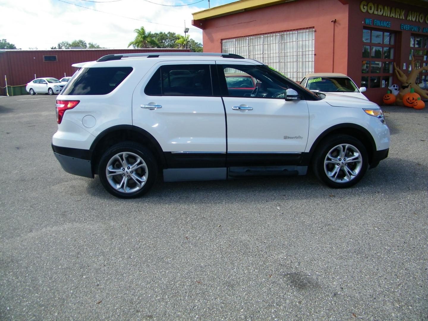 2015 White /Black Ford Explorer Limited FWD (1FM5K7F81FG) with an 3.5L V6 DOHC 24V engine, 6-Speed Automatic transmission, located at 4000 Bee Ridge Road, Sarasota, FL, 34233, (941) 926-0300, 27.298664, -82.489151 - Photo#6