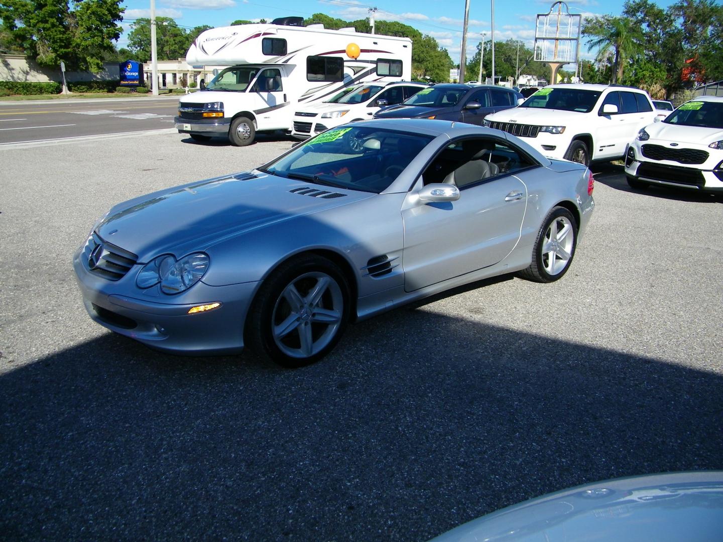 2005 Silver /Black Mercedes-Benz SL-Class SL500 (WDBSK75F05F) with an 5.0L V8 DOHC 32V engine, 7-Speed Automatic Overdrive transmission, located at 4000 Bee Ridge Road, Sarasota, FL, 34233, (941) 926-0300, 27.298664, -82.489151 - Photo#0