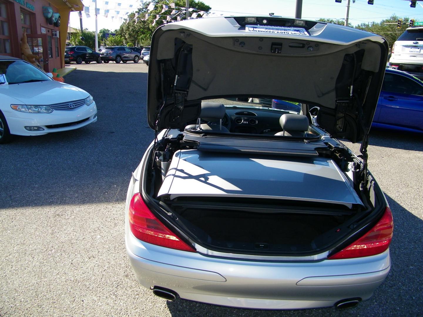 2005 Silver /Black Mercedes-Benz SL-Class SL500 (WDBSK75F05F) with an 5.0L V8 DOHC 32V engine, 7-Speed Automatic Overdrive transmission, located at 4000 Bee Ridge Road, Sarasota, FL, 34233, (941) 926-0300, 27.298664, -82.489151 - Photo#11