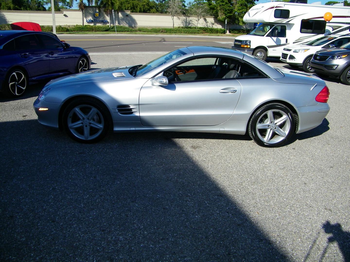 2005 Silver /Black Mercedes-Benz SL-Class SL500 (WDBSK75F05F) with an 5.0L V8 DOHC 32V engine, 7-Speed Automatic Overdrive transmission, located at 4000 Bee Ridge Road, Sarasota, FL, 34233, (941) 926-0300, 27.298664, -82.489151 - Photo#2