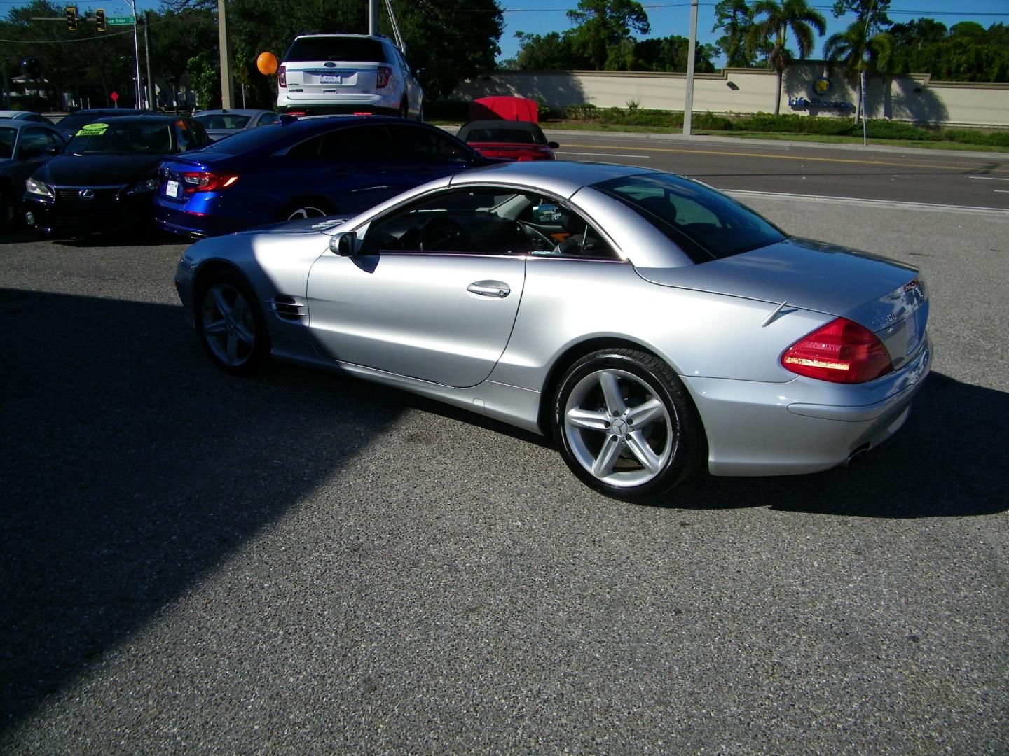 2005 Silver /Black Mercedes-Benz SL-Class SL500 (WDBSK75F05F) with an 5.0L V8 DOHC 32V engine, 7-Speed Automatic Overdrive transmission, located at 4000 Bee Ridge Road, Sarasota, FL, 34233, (941) 926-0300, 27.298664, -82.489151 - Photo#3