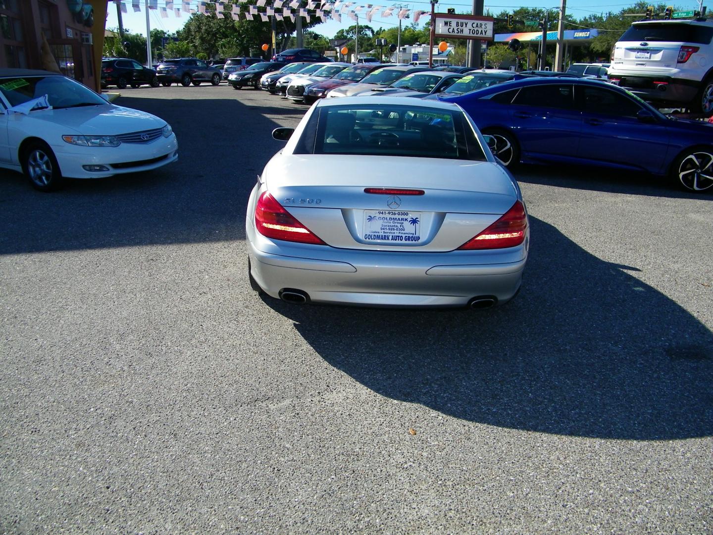 2005 Silver /Black Mercedes-Benz SL-Class SL500 (WDBSK75F05F) with an 5.0L V8 DOHC 32V engine, 7-Speed Automatic Overdrive transmission, located at 4000 Bee Ridge Road, Sarasota, FL, 34233, (941) 926-0300, 27.298664, -82.489151 - Photo#4