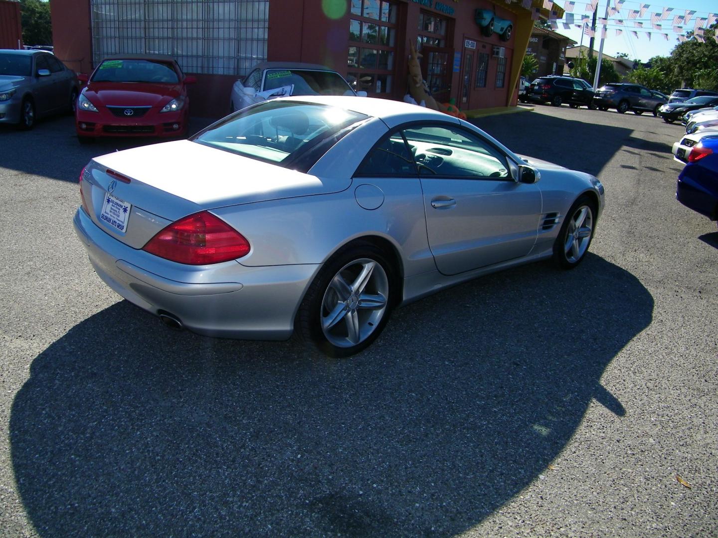 2005 Silver /Black Mercedes-Benz SL-Class SL500 (WDBSK75F05F) with an 5.0L V8 DOHC 32V engine, 7-Speed Automatic Overdrive transmission, located at 4000 Bee Ridge Road, Sarasota, FL, 34233, (941) 926-0300, 27.298664, -82.489151 - Photo#5