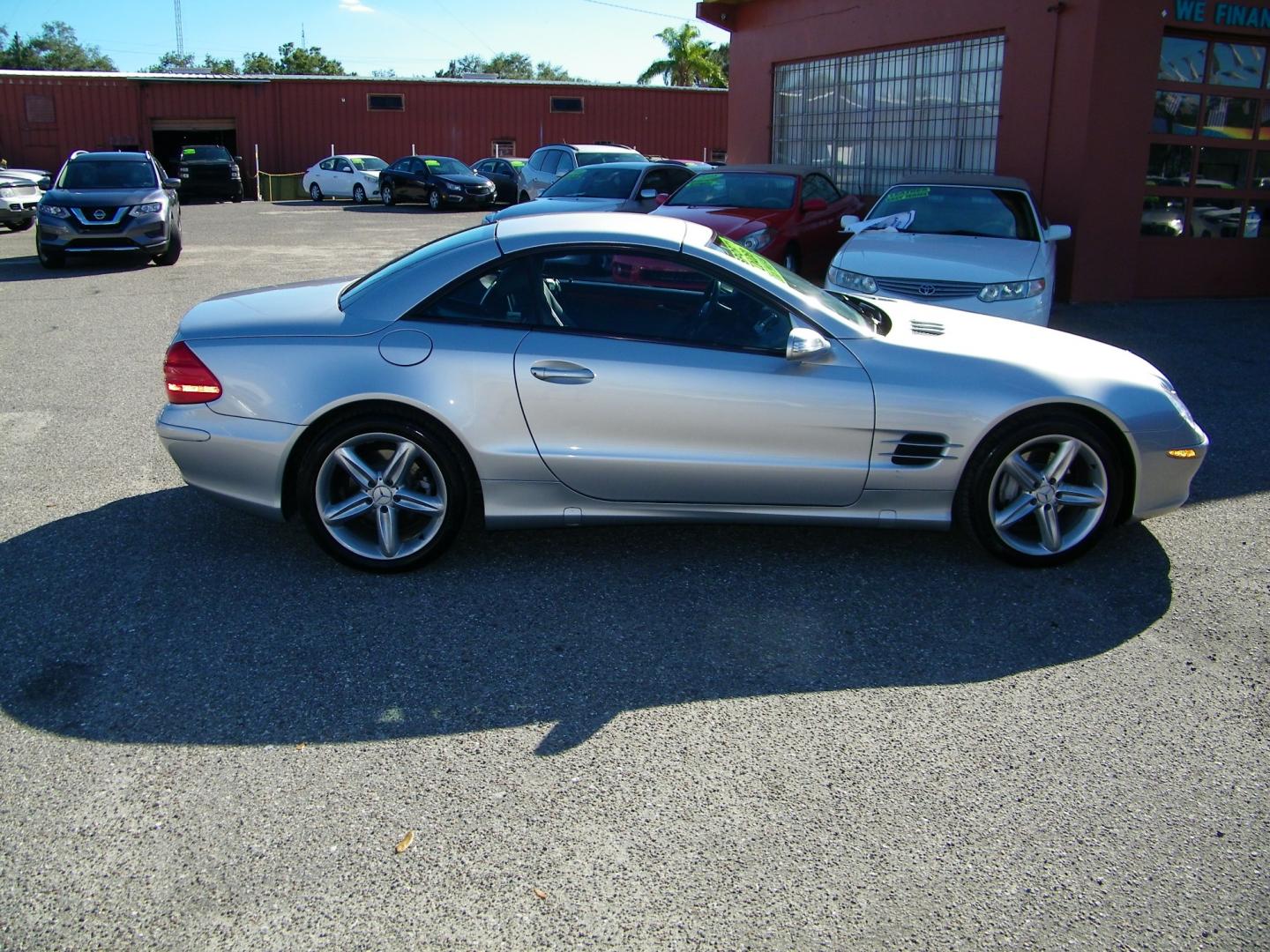 2005 Silver /Black Mercedes-Benz SL-Class SL500 (WDBSK75F05F) with an 5.0L V8 DOHC 32V engine, 7-Speed Automatic Overdrive transmission, located at 4000 Bee Ridge Road, Sarasota, FL, 34233, (941) 926-0300, 27.298664, -82.489151 - Photo#6