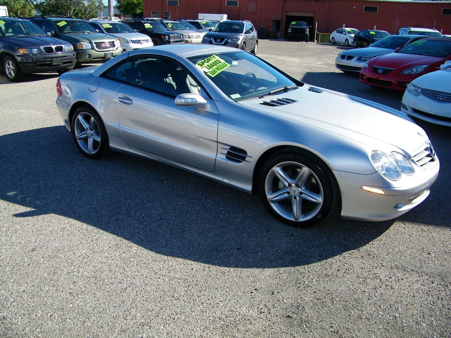 2005 Silver /Black Mercedes-Benz SL-Class SL500 (WDBSK75F05F) with an 5.0L V8 DOHC 32V engine, 7-Speed Automatic Overdrive transmission, located at 4000 Bee Ridge Road, Sarasota, FL, 34233, (941) 926-0300, 27.298664, -82.489151 - Photo#7