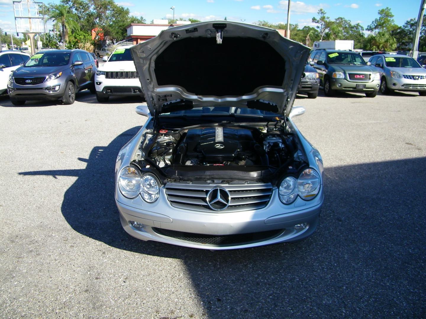 2005 Silver /Black Mercedes-Benz SL-Class SL500 (WDBSK75F05F) with an 5.0L V8 DOHC 32V engine, 7-Speed Automatic Overdrive transmission, located at 4000 Bee Ridge Road, Sarasota, FL, 34233, (941) 926-0300, 27.298664, -82.489151 - Photo#8