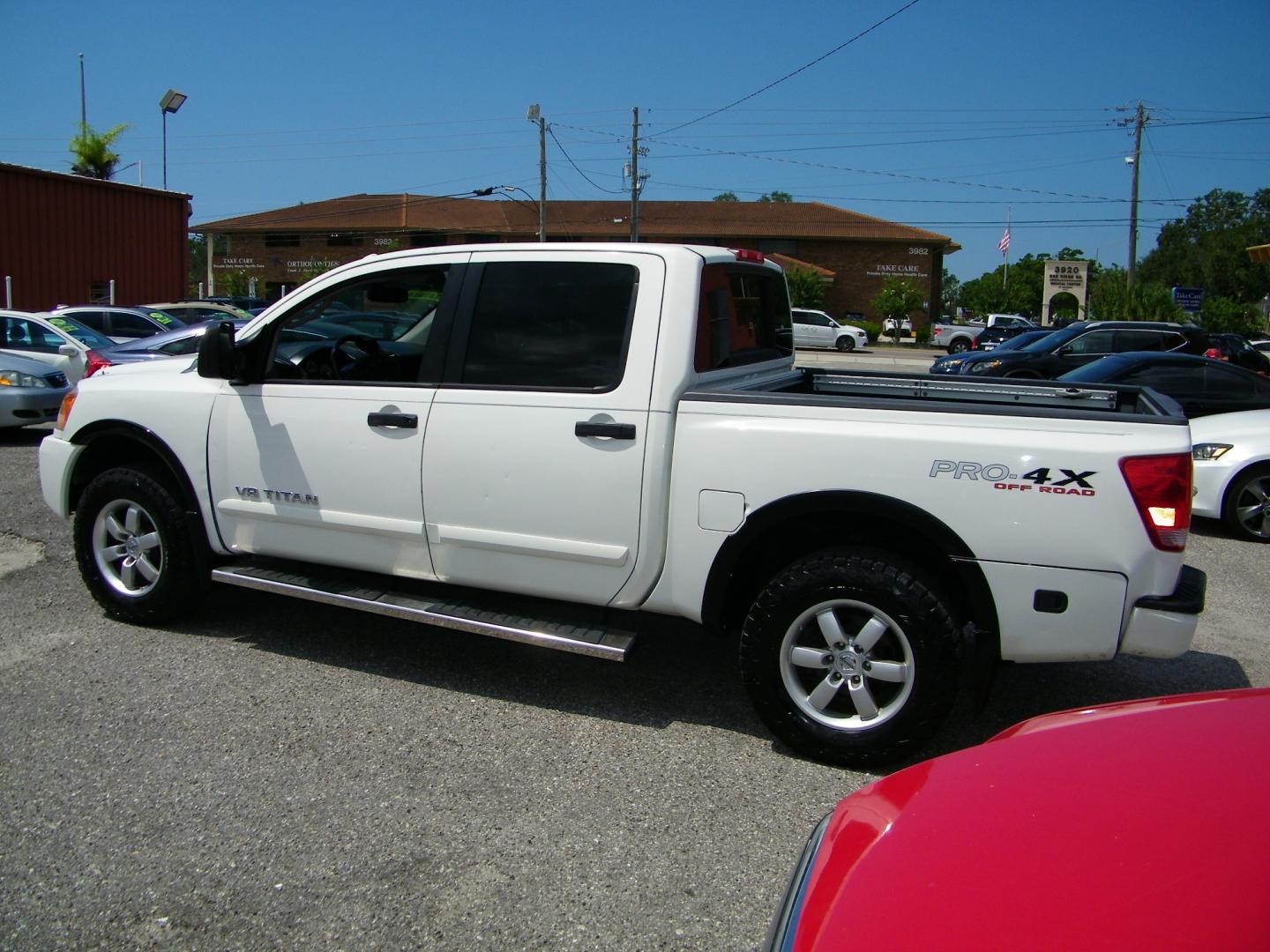 2010 White /Black Nissan Titan LE Crew Cab 4WD SWB (1N6BA0EC2AN) with an 5.6L V8 DOHC 32V FFV engine, 5-Speed Automatic transmission, located at 4000 Bee Ridge Road, Sarasota, FL, 34233, (941) 926-0300, 27.298664, -82.489151 - Photo#3