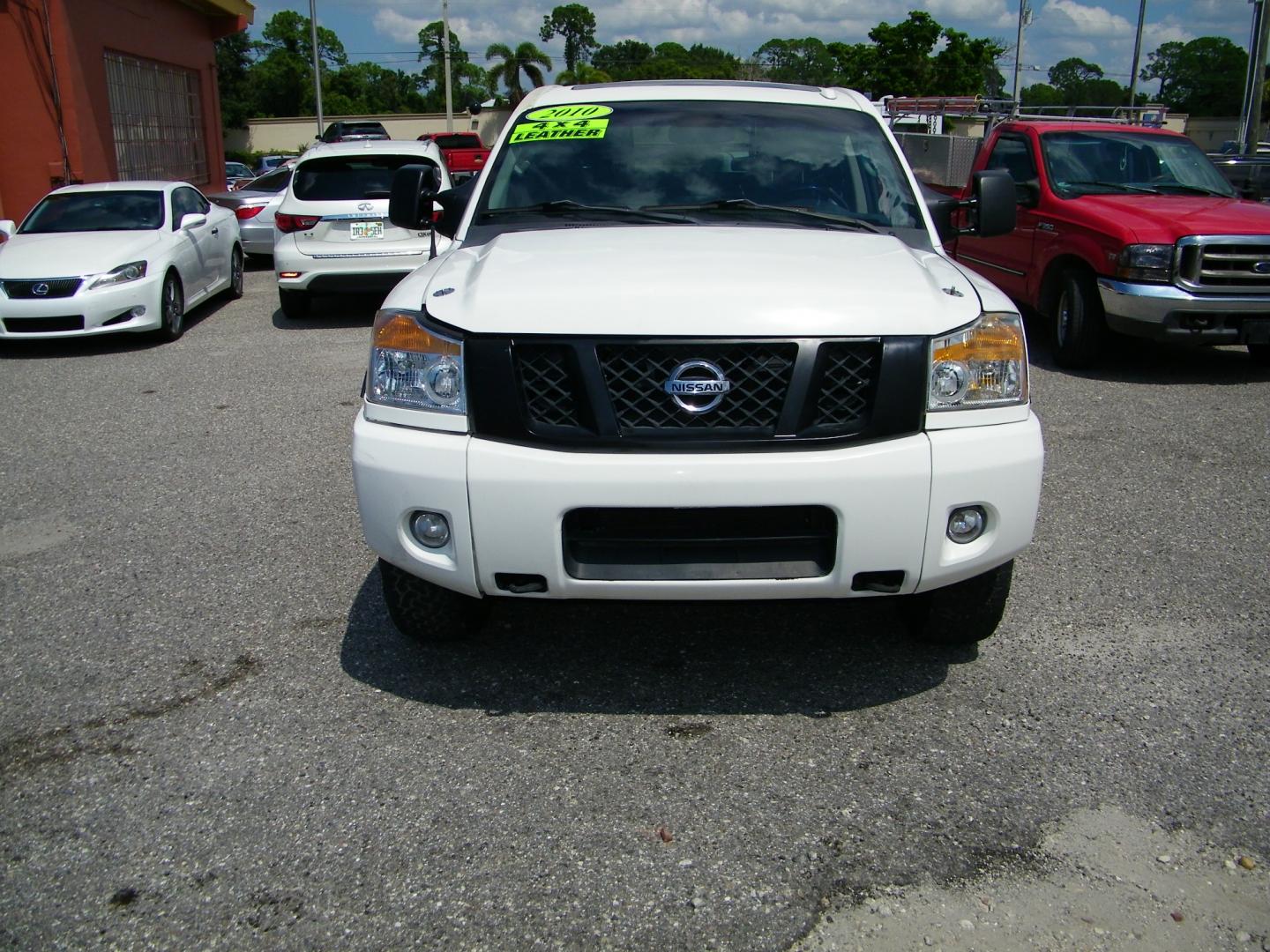 2010 White /Black Nissan Titan LE Crew Cab 4WD SWB (1N6BA0EC2AN) with an 5.6L V8 DOHC 32V FFV engine, 5-Speed Automatic transmission, located at 4000 Bee Ridge Road, Sarasota, FL, 34233, (941) 926-0300, 27.298664, -82.489151 - Photo#1