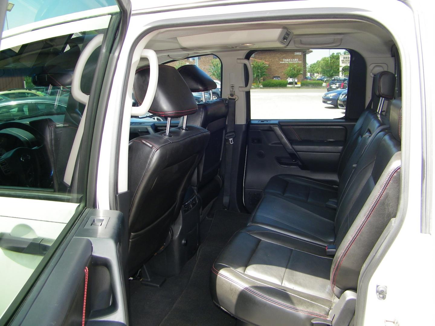 2010 White /Black Nissan Titan LE Crew Cab 4WD SWB (1N6BA0EC2AN) with an 5.6L V8 DOHC 32V FFV engine, 5-Speed Automatic transmission, located at 4000 Bee Ridge Road, Sarasota, FL, 34233, (941) 926-0300, 27.298664, -82.489151 - Photo#9