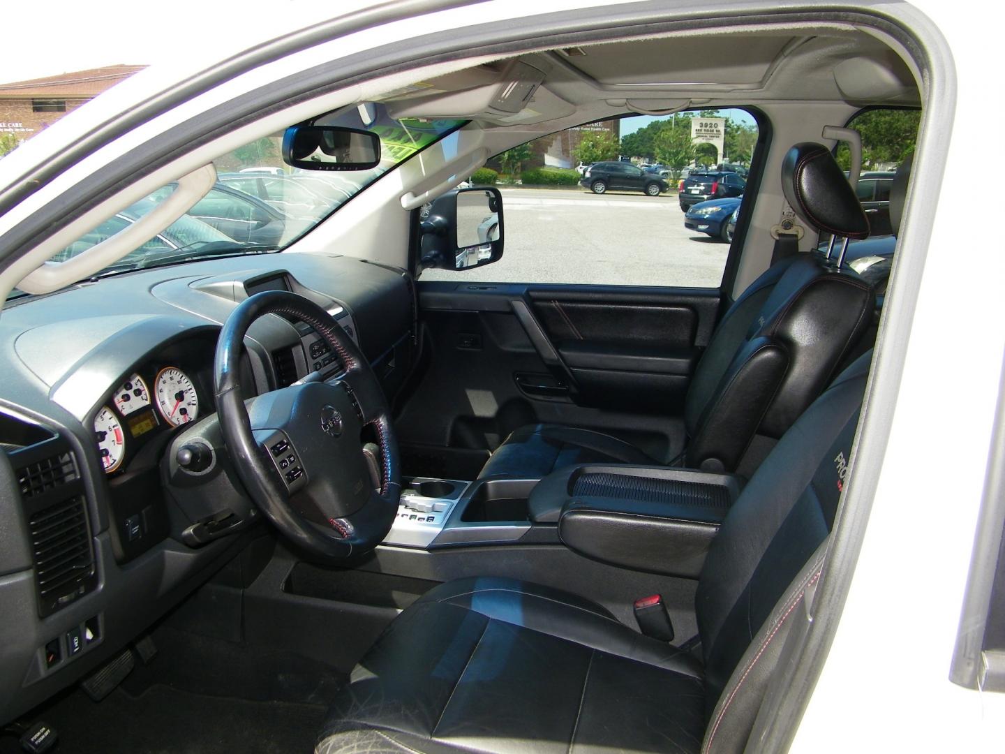 2010 White /Black Nissan Titan LE Crew Cab 4WD SWB (1N6BA0EC2AN) with an 5.6L V8 DOHC 32V FFV engine, 5-Speed Automatic transmission, located at 4000 Bee Ridge Road, Sarasota, FL, 34233, (941) 926-0300, 27.298664, -82.489151 - Photo#15