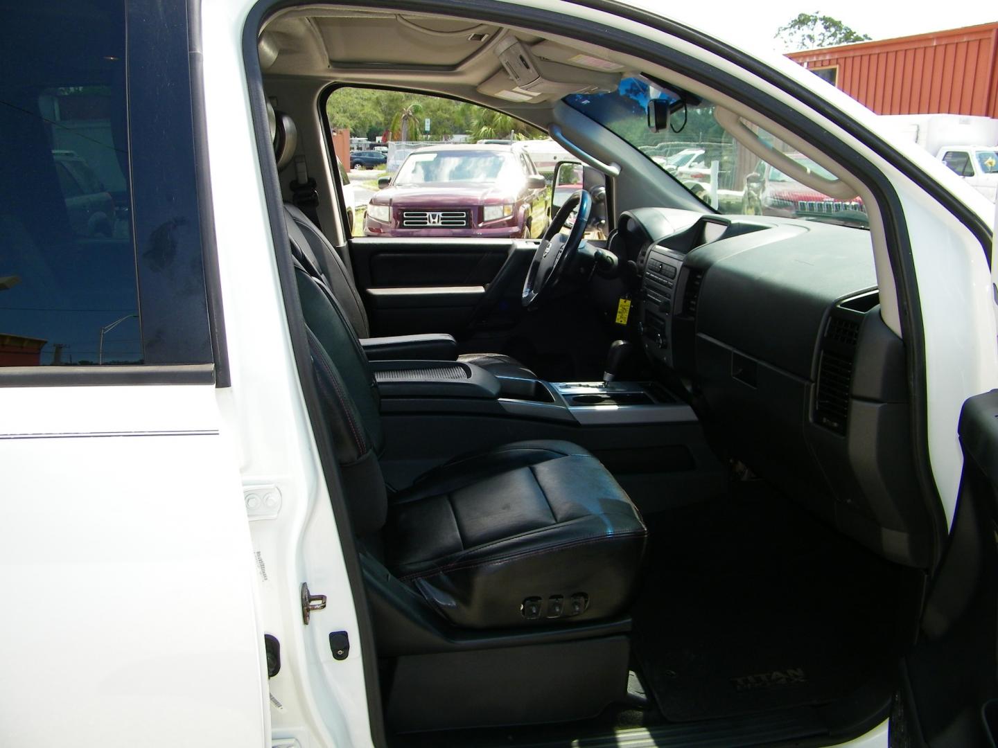 2010 White /Black Nissan Titan LE Crew Cab 4WD SWB (1N6BA0EC2AN) with an 5.6L V8 DOHC 32V FFV engine, 5-Speed Automatic transmission, located at 4000 Bee Ridge Road, Sarasota, FL, 34233, (941) 926-0300, 27.298664, -82.489151 - Photo#12