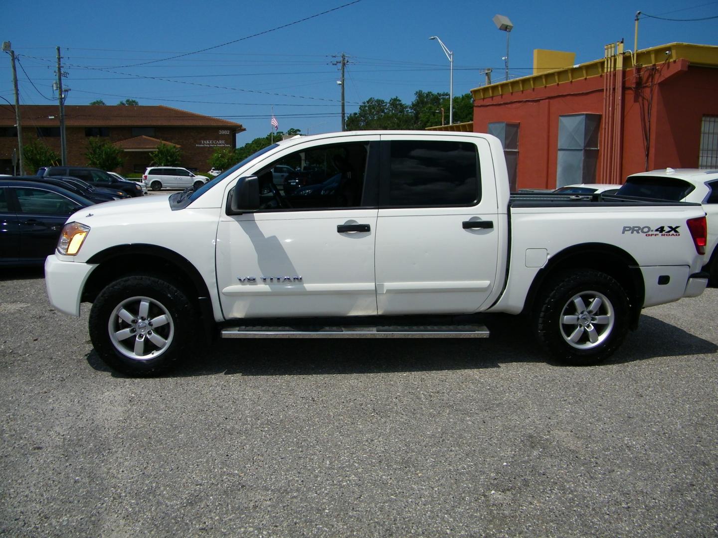 2010 White /Black Nissan Titan LE Crew Cab 4WD SWB (1N6BA0EC2AN) with an 5.6L V8 DOHC 32V FFV engine, 5-Speed Automatic transmission, located at 4000 Bee Ridge Road, Sarasota, FL, 34233, (941) 926-0300, 27.298664, -82.489151 - Photo#2