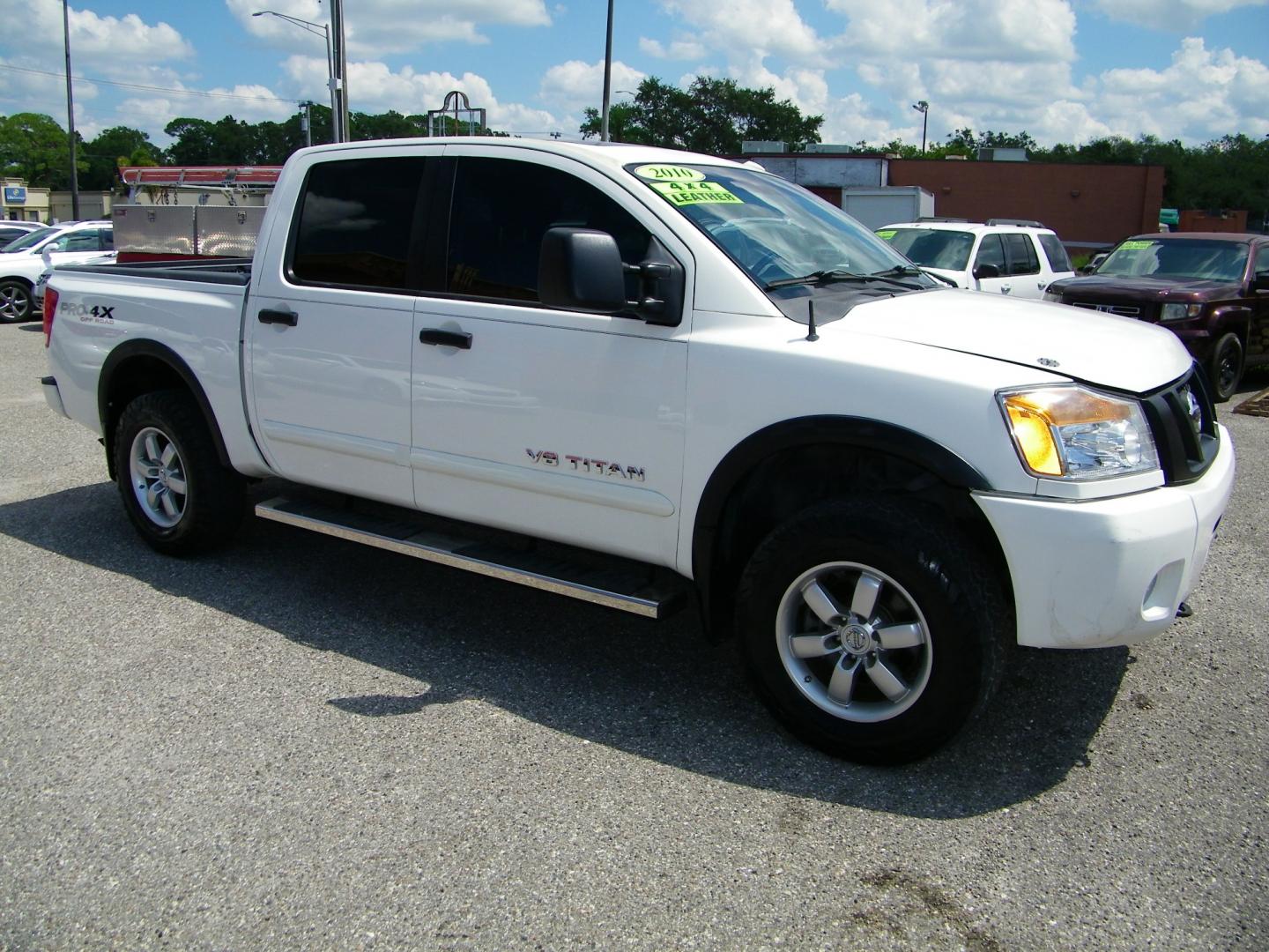 2010 White /Black Nissan Titan LE Crew Cab 4WD SWB (1N6BA0EC2AN) with an 5.6L V8 DOHC 32V FFV engine, 5-Speed Automatic transmission, located at 4000 Bee Ridge Road, Sarasota, FL, 34233, (941) 926-0300, 27.298664, -82.489151 - Photo#8