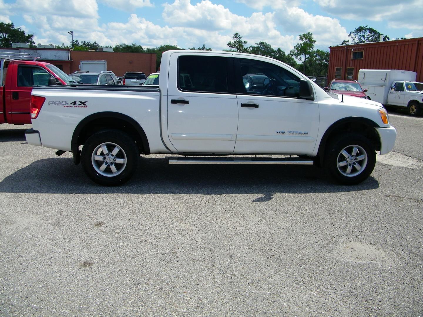 2010 White /Black Nissan Titan LE Crew Cab 4WD SWB (1N6BA0EC2AN) with an 5.6L V8 DOHC 32V FFV engine, 5-Speed Automatic transmission, located at 4000 Bee Ridge Road, Sarasota, FL, 34233, (941) 926-0300, 27.298664, -82.489151 - Photo#7