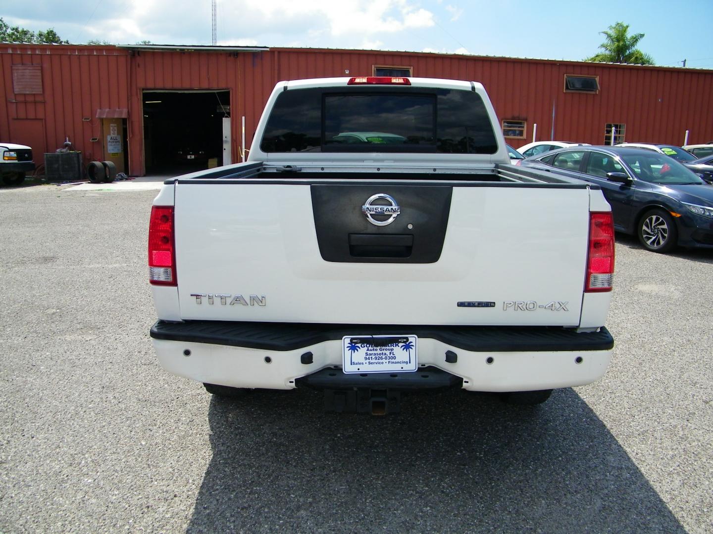 2010 White /Black Nissan Titan LE Crew Cab 4WD SWB (1N6BA0EC2AN) with an 5.6L V8 DOHC 32V FFV engine, 5-Speed Automatic transmission, located at 4000 Bee Ridge Road, Sarasota, FL, 34233, (941) 926-0300, 27.298664, -82.489151 - Photo#4