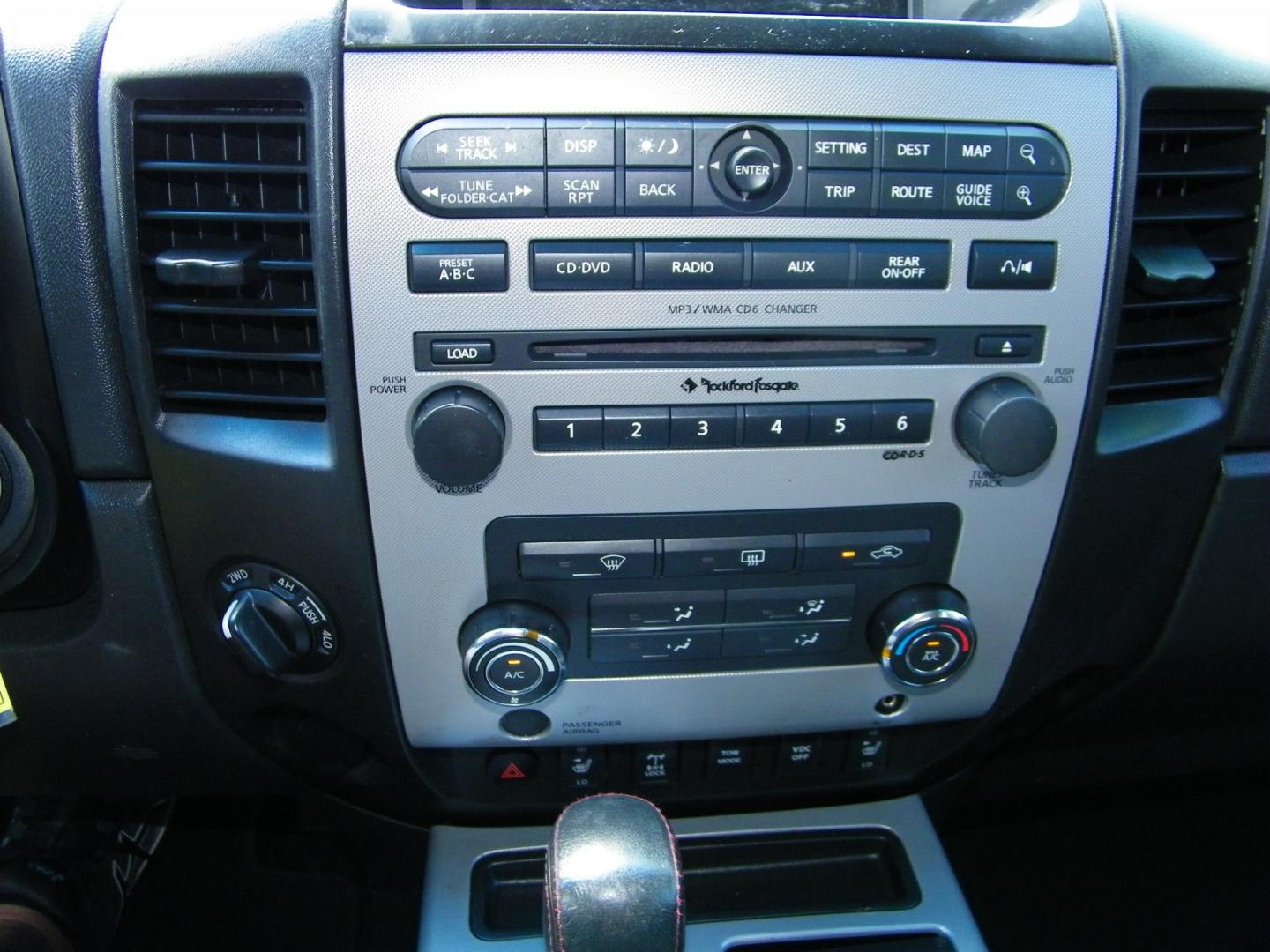 2010 White /Black Nissan Titan LE Crew Cab 4WD SWB (1N6BA0EC2AN) with an 5.6L V8 DOHC 32V FFV engine, 5-Speed Automatic transmission, located at 4000 Bee Ridge Road, Sarasota, FL, 34233, (941) 926-0300, 27.298664, -82.489151 - Photo#19