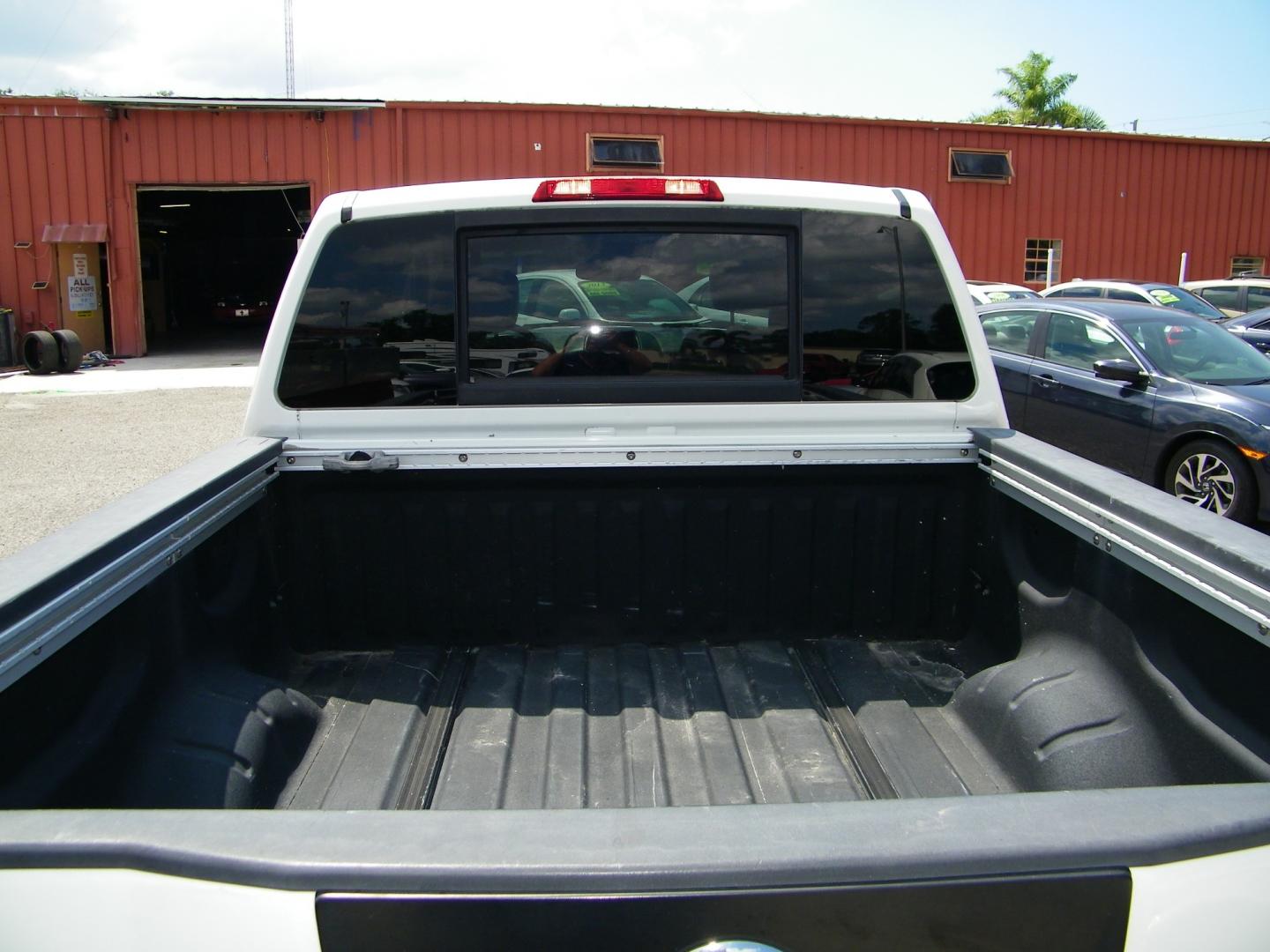 2010 White /Black Nissan Titan LE Crew Cab 4WD SWB (1N6BA0EC2AN) with an 5.6L V8 DOHC 32V FFV engine, 5-Speed Automatic transmission, located at 4000 Bee Ridge Road, Sarasota, FL, 34233, (941) 926-0300, 27.298664, -82.489151 - Photo#5