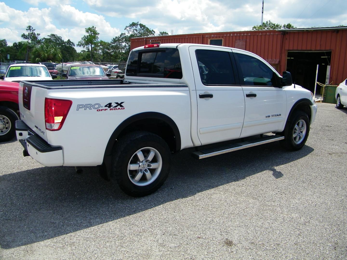 2010 White /Black Nissan Titan LE Crew Cab 4WD SWB (1N6BA0EC2AN) with an 5.6L V8 DOHC 32V FFV engine, 5-Speed Automatic transmission, located at 4000 Bee Ridge Road, Sarasota, FL, 34233, (941) 926-0300, 27.298664, -82.489151 - Photo#6