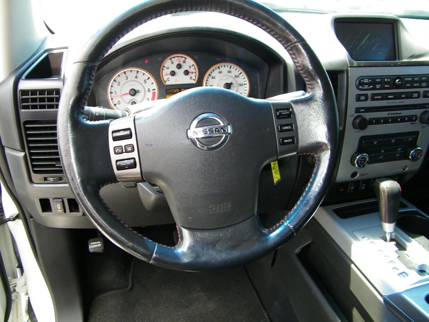 2010 White /Black Nissan Titan LE Crew Cab 4WD SWB (1N6BA0EC2AN) with an 5.6L V8 DOHC 32V FFV engine, 5-Speed Automatic transmission, located at 4000 Bee Ridge Road, Sarasota, FL, 34233, (941) 926-0300, 27.298664, -82.489151 - Photo#17