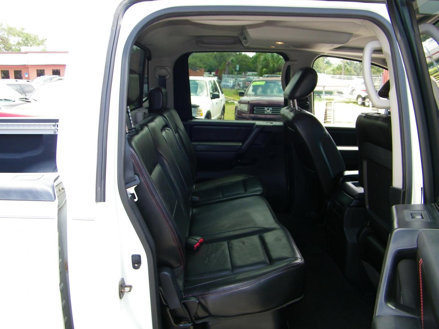 2010 White /Black Nissan Titan LE Crew Cab 4WD SWB (1N6BA0EC2AN) with an 5.6L V8 DOHC 32V FFV engine, 5-Speed Automatic transmission, located at 4000 Bee Ridge Road, Sarasota, FL, 34233, (941) 926-0300, 27.298664, -82.489151 - Photo#10