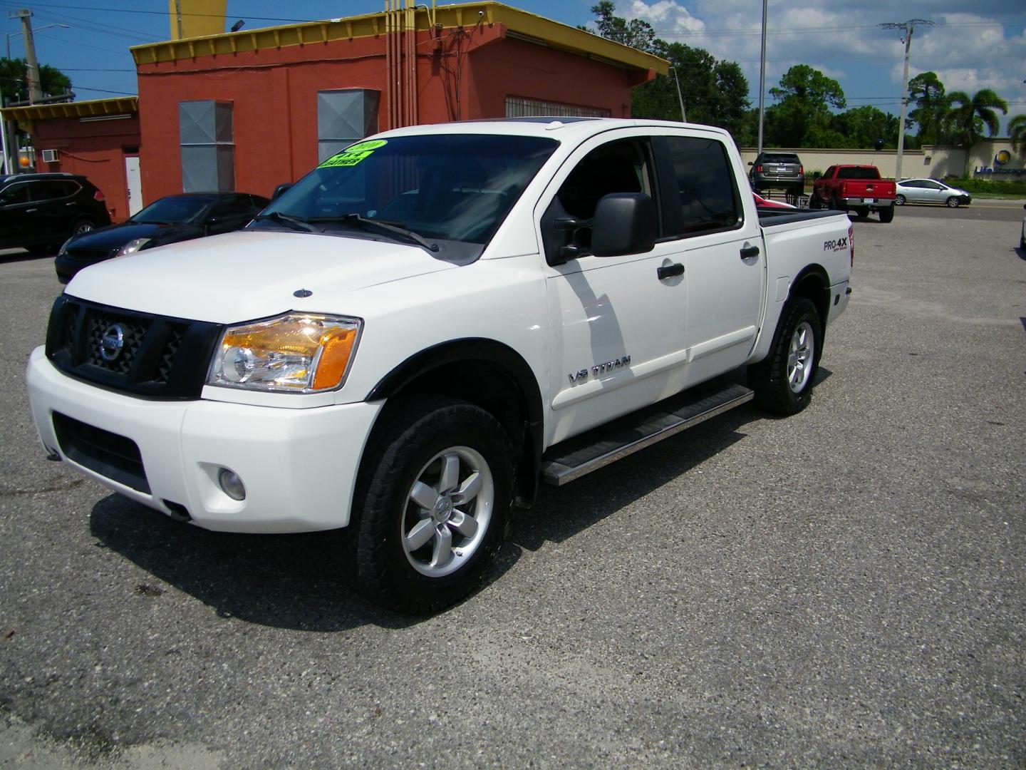 2010 White /Black Nissan Titan LE Crew Cab 4WD SWB (1N6BA0EC2AN) with an 5.6L V8 DOHC 32V FFV engine, 5-Speed Automatic transmission, located at 4000 Bee Ridge Road, Sarasota, FL, 34233, (941) 926-0300, 27.298664, -82.489151 - Photo#0