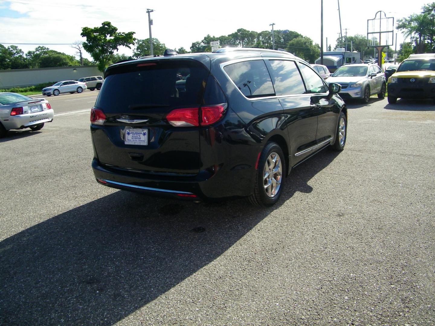 2018 Black /Black Chrysler Pacifica Limited (2C4RC1GG6JR) with an 3.6L V6 DOHC 24V engine, 9A transmission, located at 4000 Bee Ridge Road, Sarasota, FL, 34233, (941) 926-0300, 27.298664, -82.489151 - Photo#4