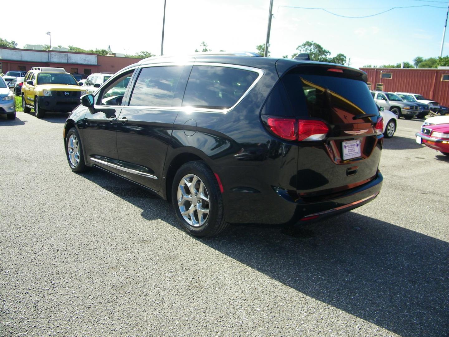 2018 Black /Black Chrysler Pacifica Limited (2C4RC1GG6JR) with an 3.6L V6 DOHC 24V engine, 9A transmission, located at 4000 Bee Ridge Road, Sarasota, FL, 34233, (941) 926-0300, 27.298664, -82.489151 - Photo#3