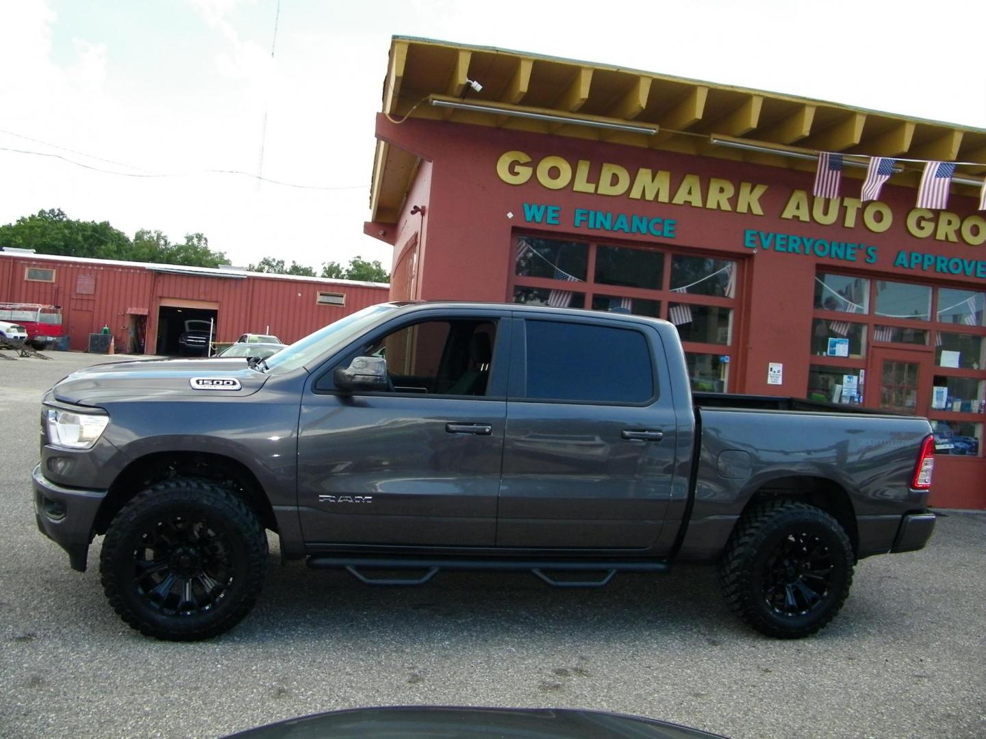 2023 /Black RAM 1500 Big Horn Crew Cab SWB 2WD (1C6RREFT5PN) with an 5.7L V8 OHV 16V engine, 8A transmission, located at 4000 Bee Ridge Road, Sarasota, FL, 34233, (941) 926-0300, 27.298664, -82.489151 - Photo#2