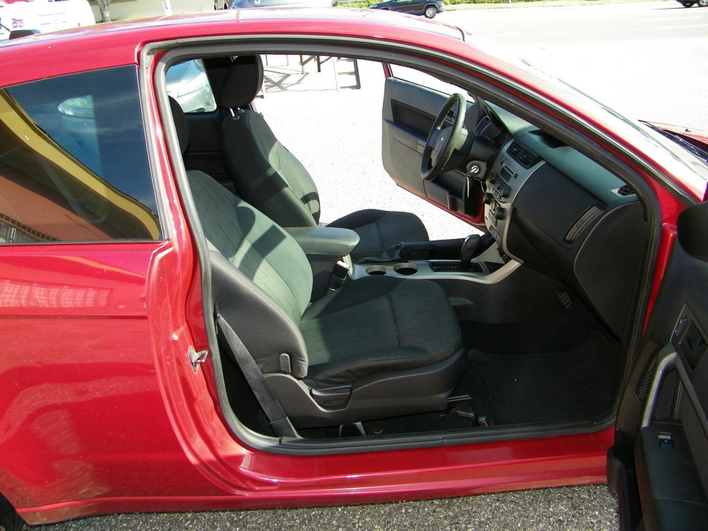 2010 /Black Ford Focus SE Coupe (1FAHP3CN2AW) with an 2.0L L4 DOHC 16V engine, located at 4000 Bee Ridge Road, Sarasota, FL, 34233, (941) 926-0300, 27.298664, -82.489151 - Photo#13