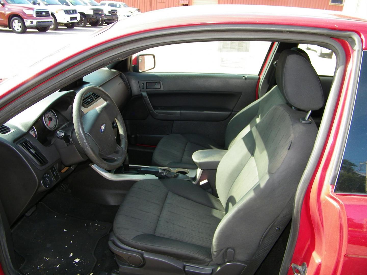 2010 /Black Ford Focus SE Coupe (1FAHP3CN2AW) with an 2.0L L4 DOHC 16V engine, located at 4000 Bee Ridge Road, Sarasota, FL, 34233, (941) 926-0300, 27.298664, -82.489151 - Photo#15