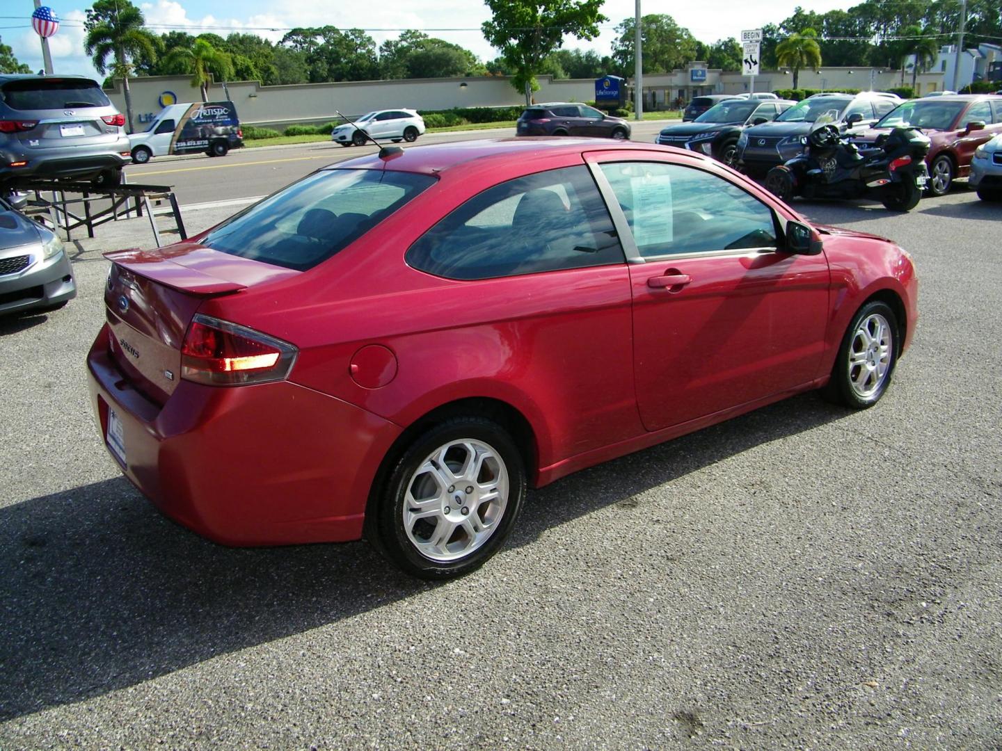 2010 /Black Ford Focus SE Coupe (1FAHP3CN2AW) with an 2.0L L4 DOHC 16V engine, located at 4000 Bee Ridge Road, Sarasota, FL, 34233, (941) 926-0300, 27.298664, -82.489151 - Photo#5