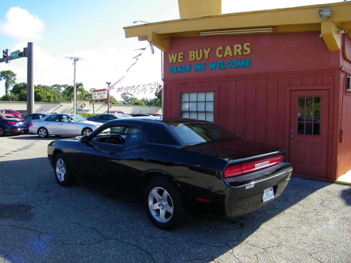 2010 /Black Dodge Challenger SE (2B3CJ4DVXAH) with an 3.5L V6 SOHC 24V engine, 4-Speed Automatic transmission, located at 4000 Bee Ridge Road, Sarasota, FL, 34233, (941) 926-0300, 27.298664, -82.489151 - Photo#4