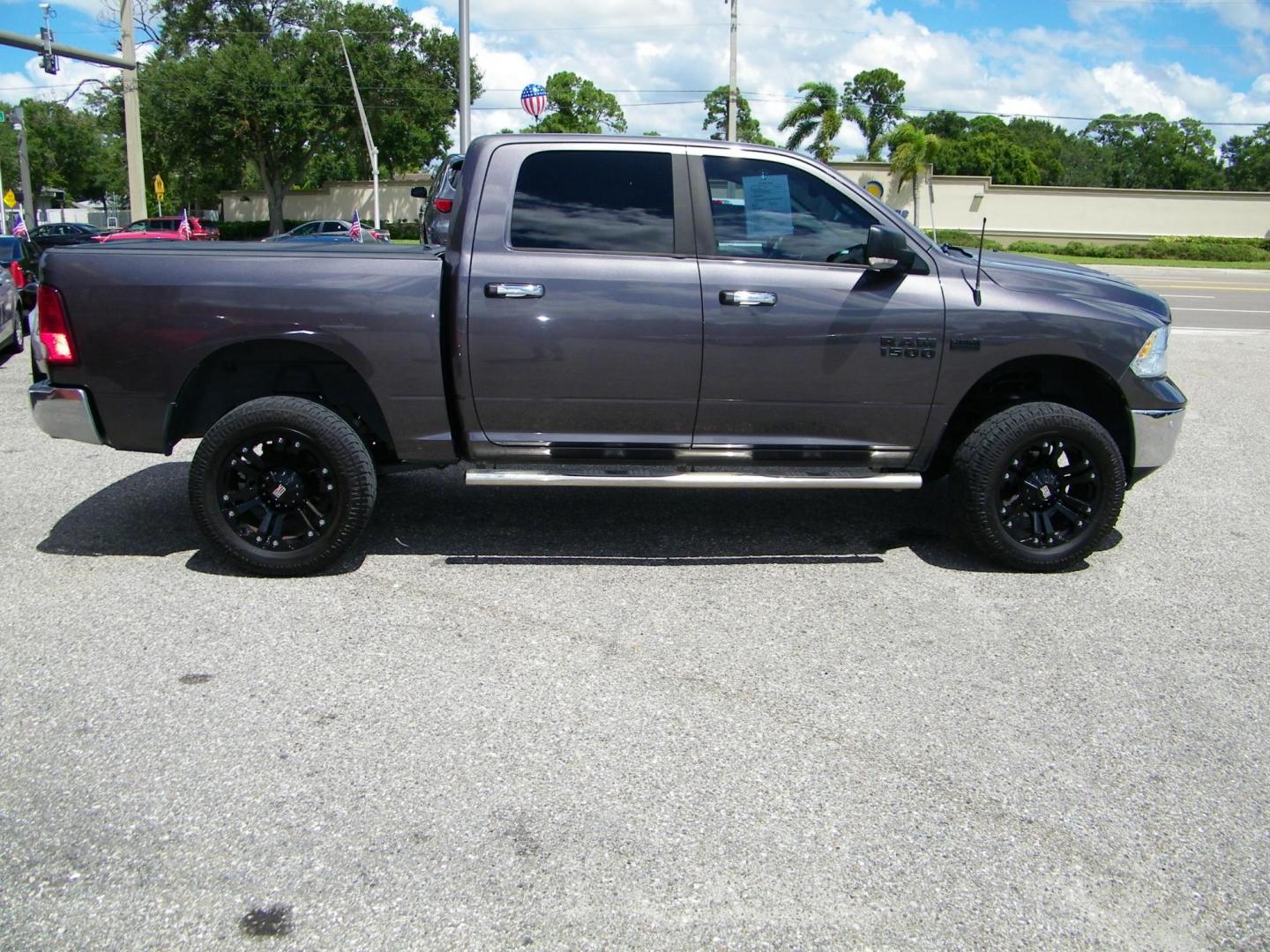 2016 /Black RAM 1500 SLT Crew Cab SWB 2WD (1C6RR6LT5GS) with an 5.7L V8 OHV 16V engine, 6A transmission, located at 4000 Bee Ridge Road, Sarasota, FL, 34233, (941) 926-0300, 27.298664, -82.489151 - Photo#6