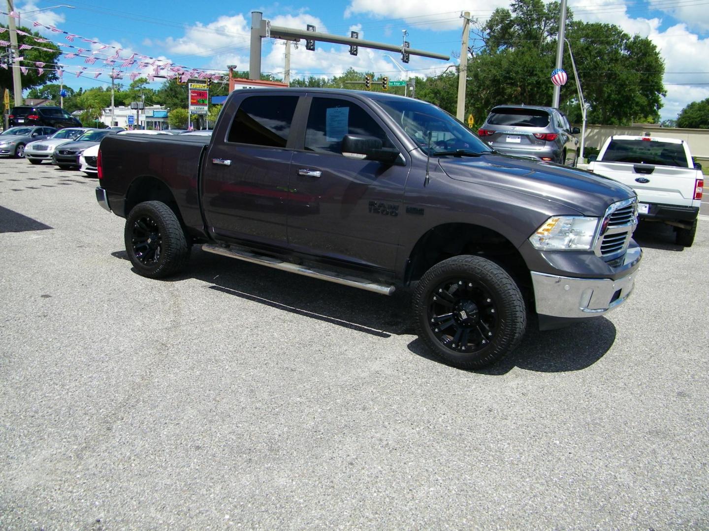 2016 /Black RAM 1500 SLT Crew Cab SWB 2WD (1C6RR6LT5GS) with an 5.7L V8 OHV 16V engine, 6A transmission, located at 4000 Bee Ridge Road, Sarasota, FL, 34233, (941) 926-0300, 27.298664, -82.489151 - Photo#7