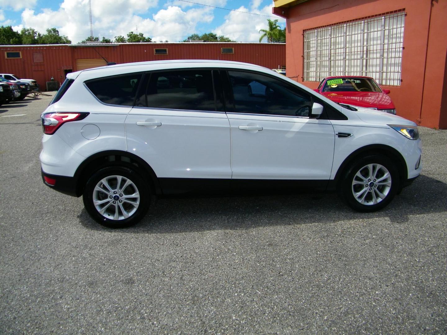 2017 /Grey Ford Escape SE FWD (1FMCU0GD0HU) with an 1.5L L4 DOHC 16V engine, 6A transmission, located at 4000 Bee Ridge Road, Sarasota, FL, 34233, (941) 926-0300, 27.298664, -82.489151 - Photo#6