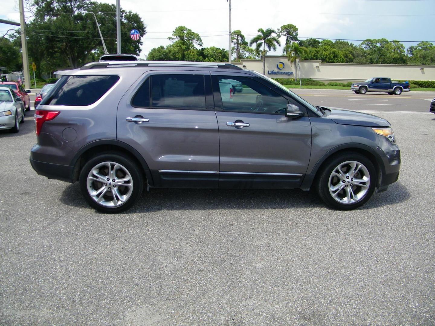 2014 Grey /Black Ford Explorer Limited FWD (1FM5K7F83EG) with an 3.5L V6 DOHC 24V engine, 6-Speed Automatic transmission, located at 4000 Bee Ridge Road, Sarasota, FL, 34233, (941) 926-0300, 27.298664, -82.489151 - Photo#11