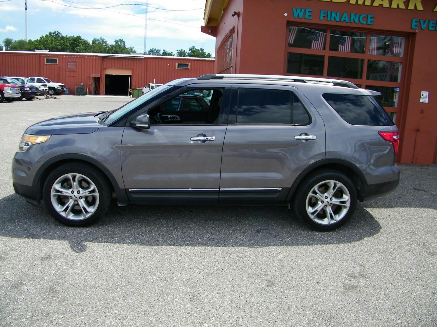 2014 Grey /Black Ford Explorer Limited FWD (1FM5K7F83EG) with an 3.5L V6 DOHC 24V engine, 6-Speed Automatic transmission, located at 4000 Bee Ridge Road, Sarasota, FL, 34233, (941) 926-0300, 27.298664, -82.489151 - Photo#4