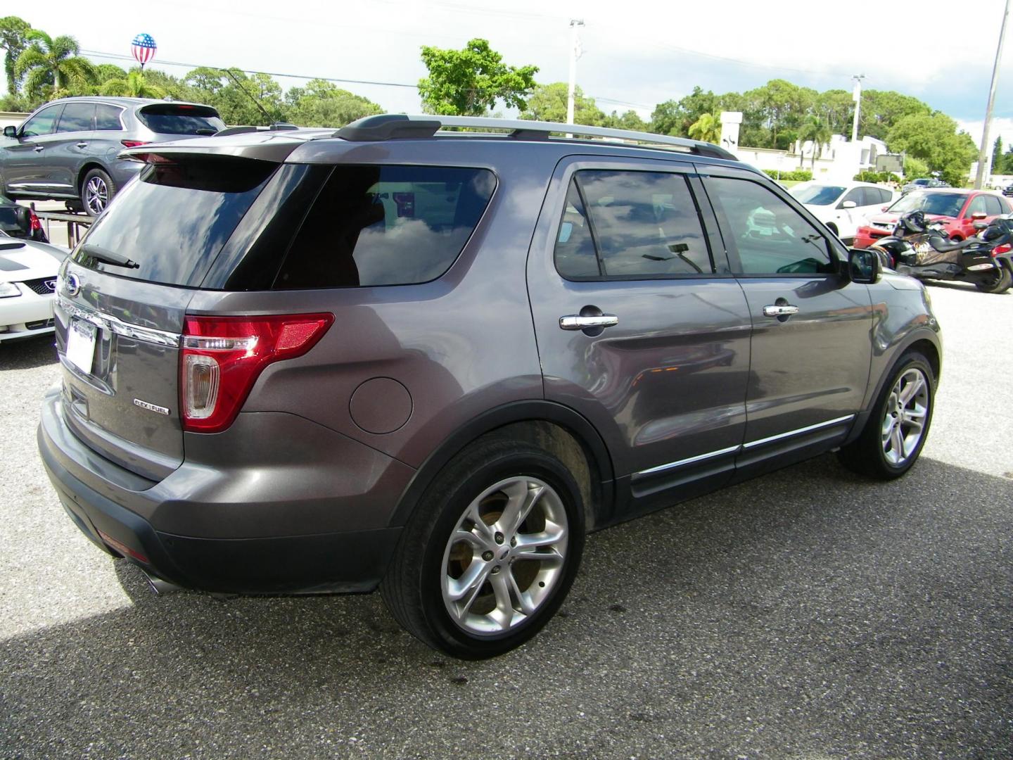 2014 Grey /Black Ford Explorer Limited FWD (1FM5K7F83EG) with an 3.5L V6 DOHC 24V engine, 6-Speed Automatic transmission, located at 4000 Bee Ridge Road, Sarasota, FL, 34233, (941) 926-0300, 27.298664, -82.489151 - Photo#5