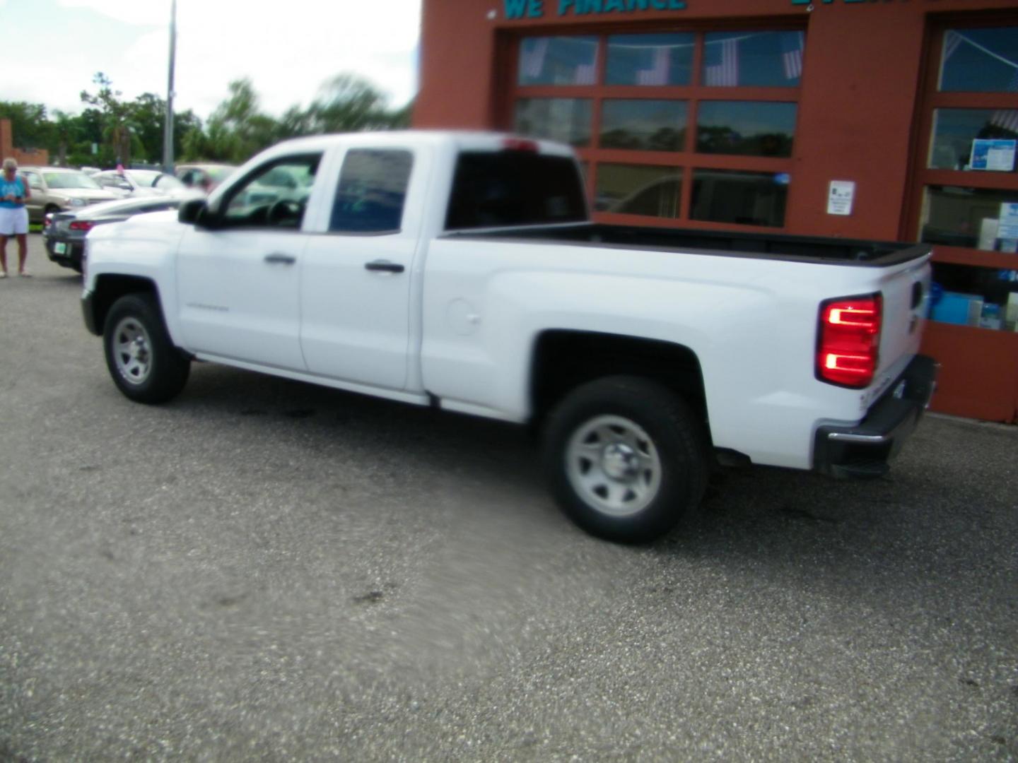 2017 White /Grey Chevrolet Silverado 1500 Work Truck Double Cab 2WD (1GCRCNEH3HZ) with an 4.3L V6 OHV 12V engine, 6A transmission, located at 4000 Bee Ridge Road, Sarasota, FL, 34233, (941) 926-0300, 27.298664, -82.489151 - Photo#4