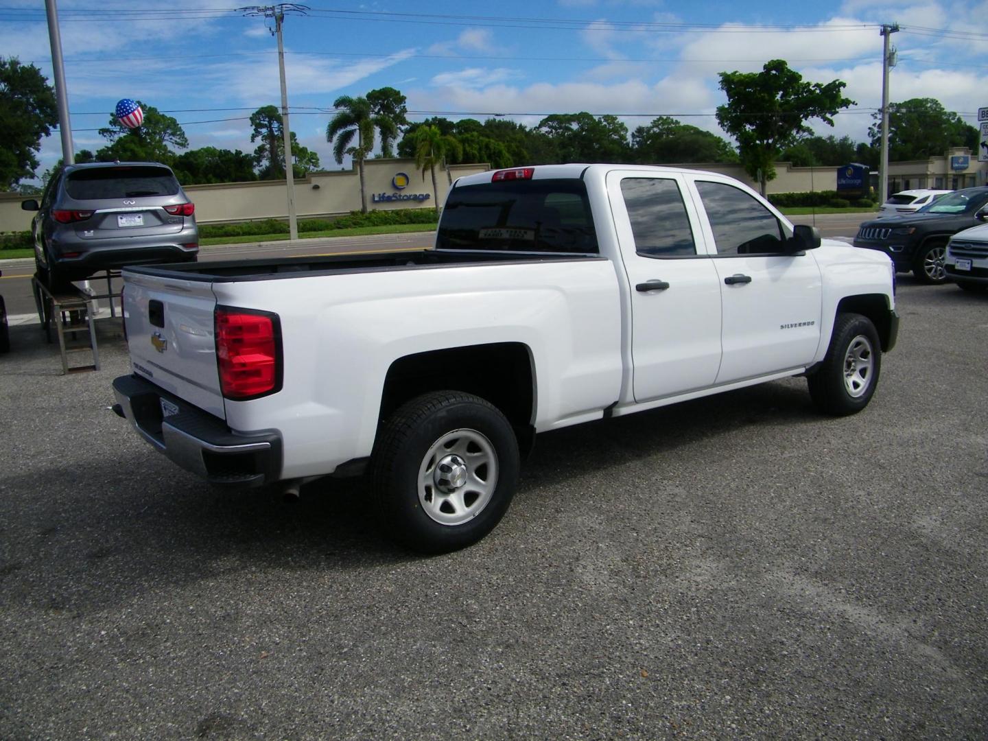 2017 White /Grey Chevrolet Silverado 1500 Work Truck Double Cab 2WD (1GCRCNEH3HZ) with an 4.3L V6 OHV 12V engine, 6A transmission, located at 4000 Bee Ridge Road, Sarasota, FL, 34233, (941) 926-0300, 27.298664, -82.489151 - Photo#6