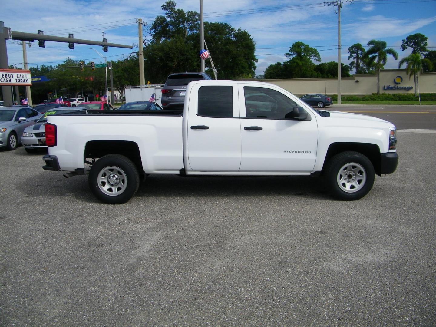 2017 White /Grey Chevrolet Silverado 1500 Work Truck Double Cab 2WD (1GCRCNEH3HZ) with an 4.3L V6 OHV 12V engine, 6A transmission, located at 4000 Bee Ridge Road, Sarasota, FL, 34233, (941) 926-0300, 27.298664, -82.489151 - Photo#7