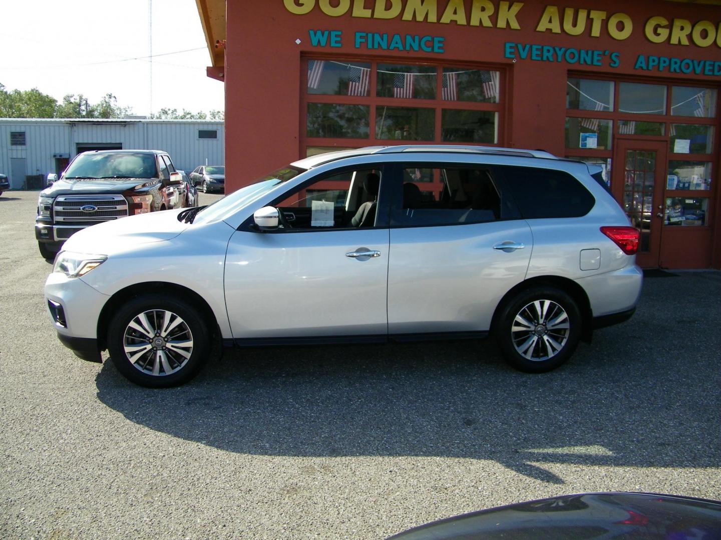 2018 Silver /Black Nissan Pathfinder SV (5N1DR2MN4JC) with an 3.5L V6 engine, Automatic transmission, located at 4000 Bee Ridge Road, Sarasota, FL, 34233, (941) 926-0300, 27.298664, -82.489151 - Photo#2