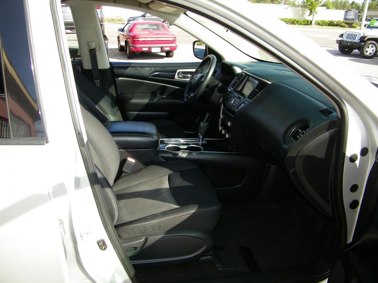 2018 Silver /Black Nissan Pathfinder SV (5N1DR2MN4JC) with an 3.5L V6 engine, Automatic transmission, located at 4000 Bee Ridge Road, Sarasota, FL, 34233, (941) 926-0300, 27.298664, -82.489151 - Photo#16