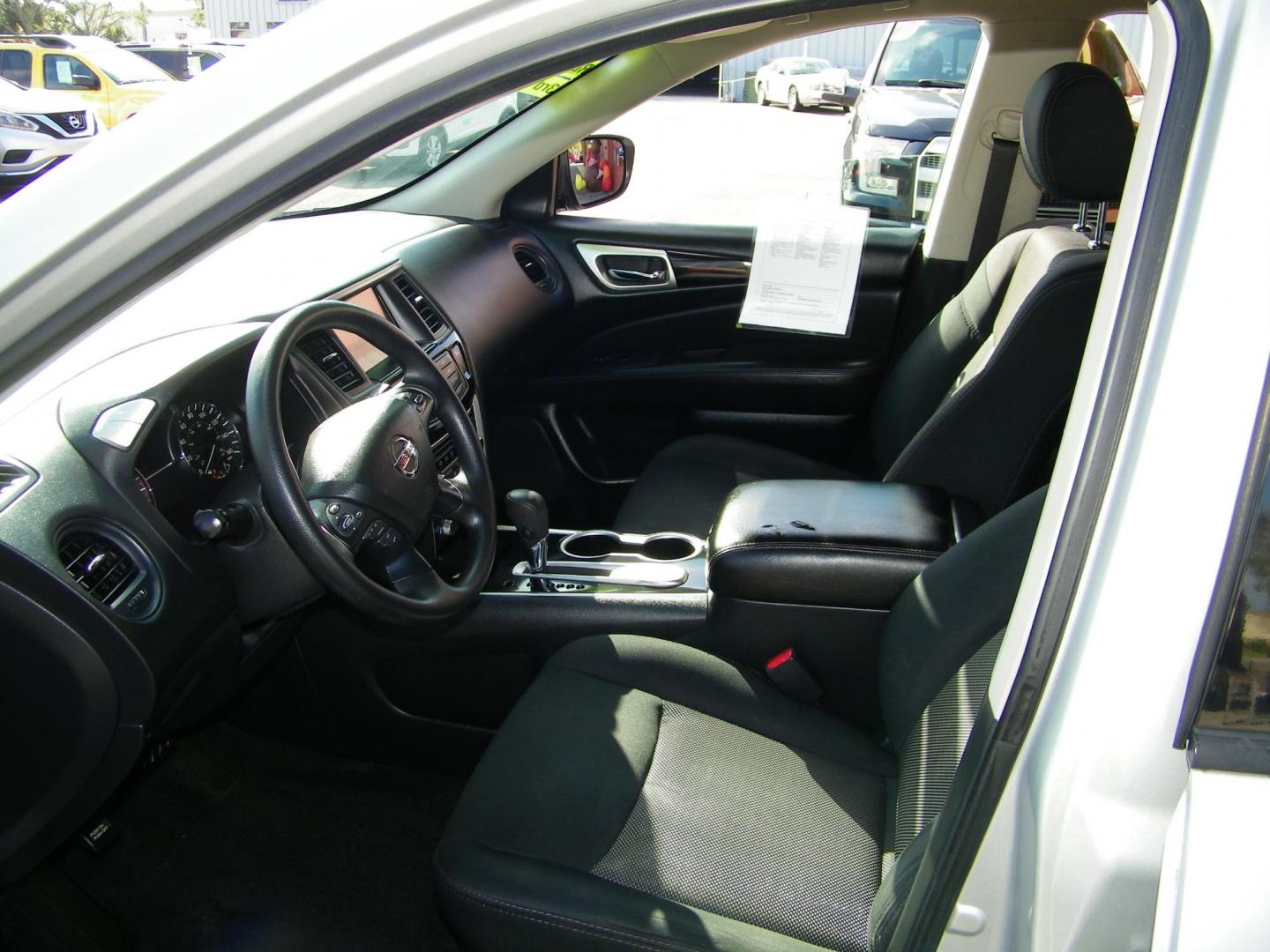 2018 Silver /Black Nissan Pathfinder SV (5N1DR2MN4JC) with an 3.5L V6 engine, Automatic transmission, located at 4000 Bee Ridge Road, Sarasota, FL, 34233, (941) 926-0300, 27.298664, -82.489151 - Photo#18