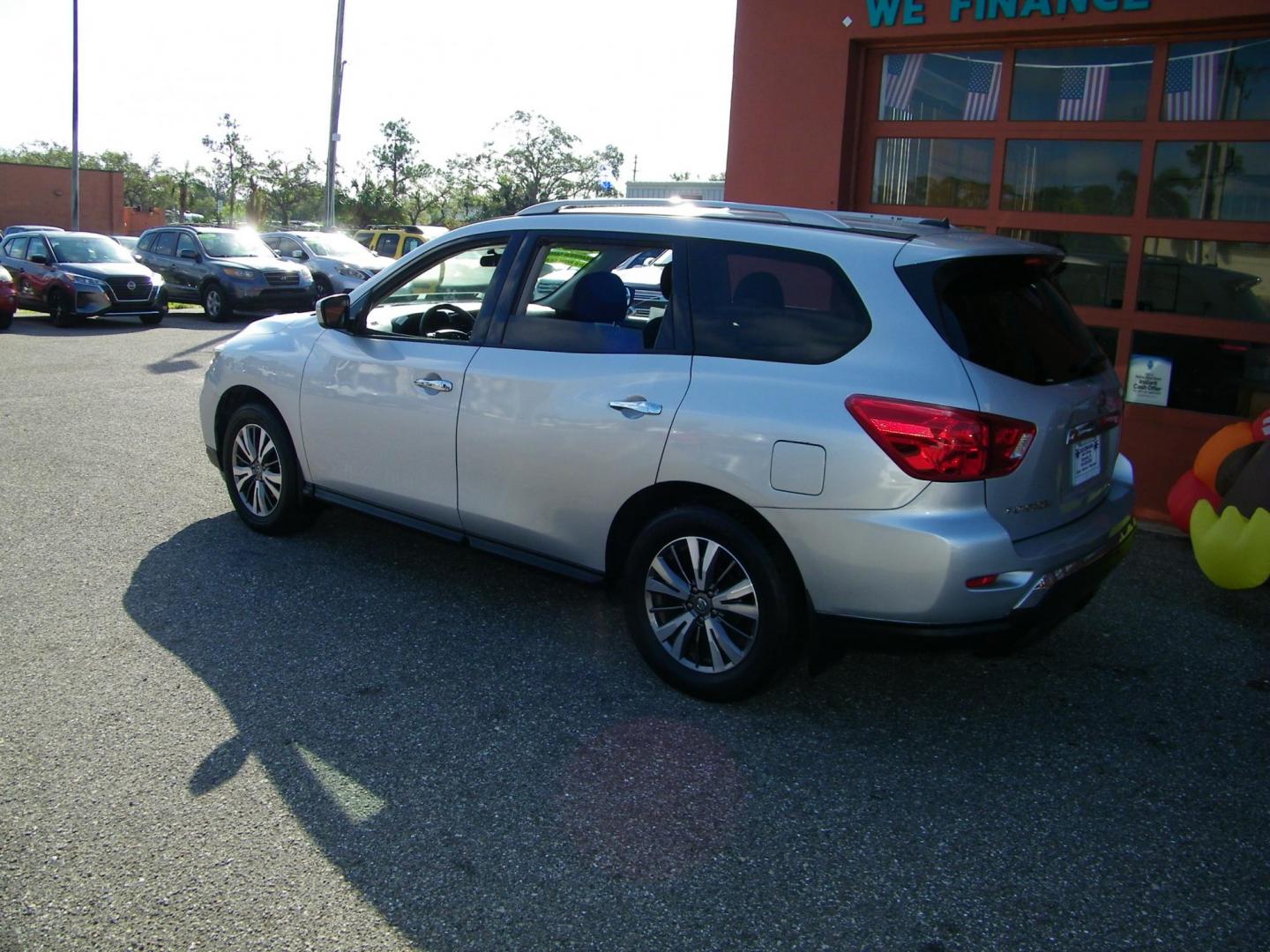 2018 Silver /Black Nissan Pathfinder SV (5N1DR2MN4JC) with an 3.5L V6 engine, Automatic transmission, located at 4000 Bee Ridge Road, Sarasota, FL, 34233, (941) 926-0300, 27.298664, -82.489151 - Photo#3